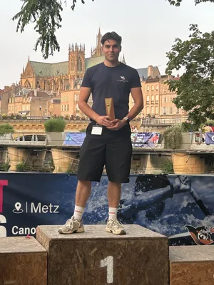Alexandre Perlmutter on the podium with the trophy awarded for organising the 2026 French Canoe-Kayak Championships in Metz